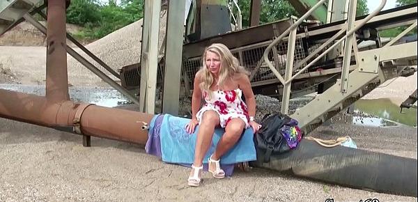 DEUTSCHE MUTTER JENNY FICKT MIT JUNGSPUND DRAUSSEN
